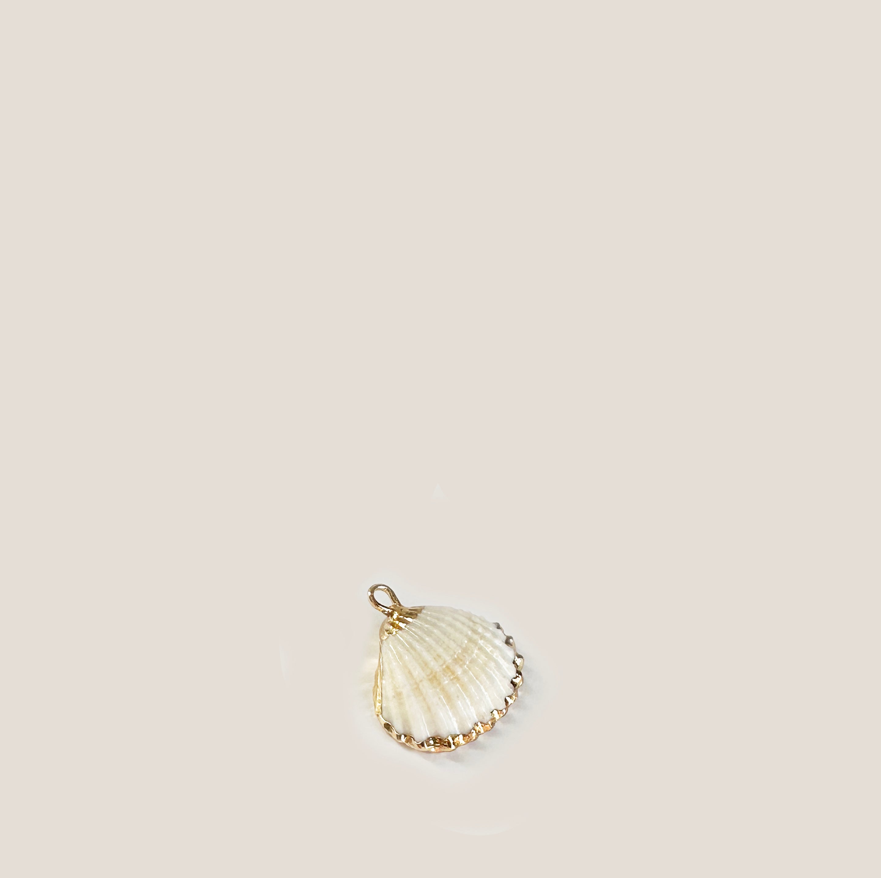 MME MINK. CLAM SHELL Charm