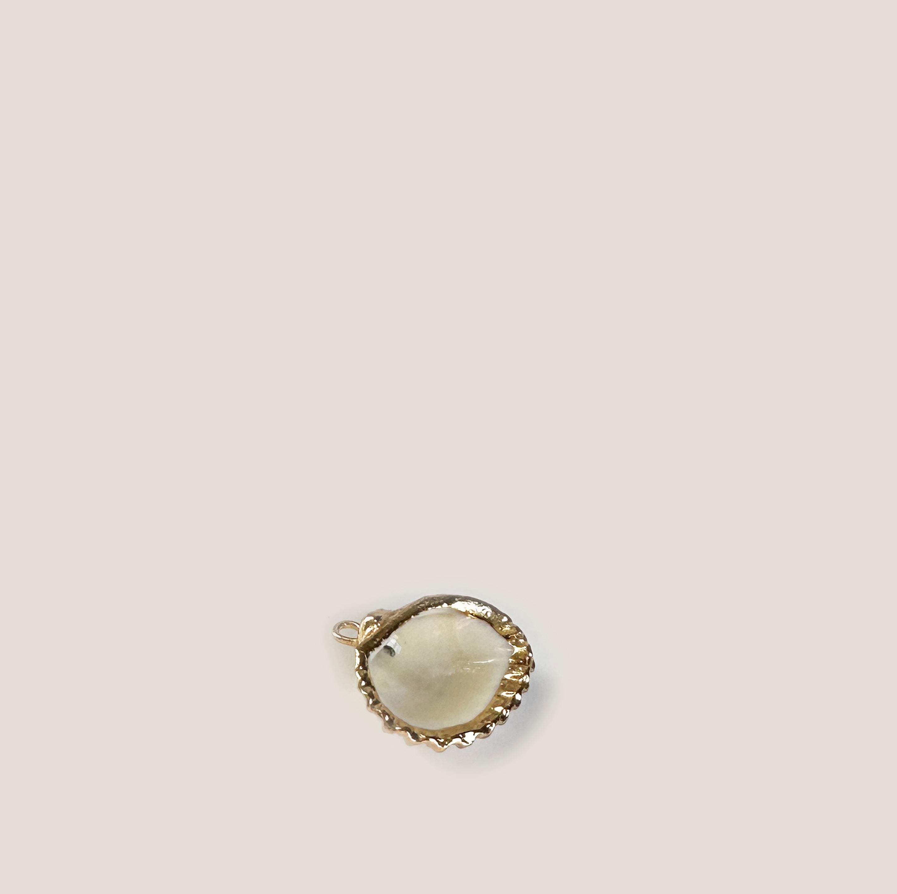 MME MINK. CLAM SHELL Charm