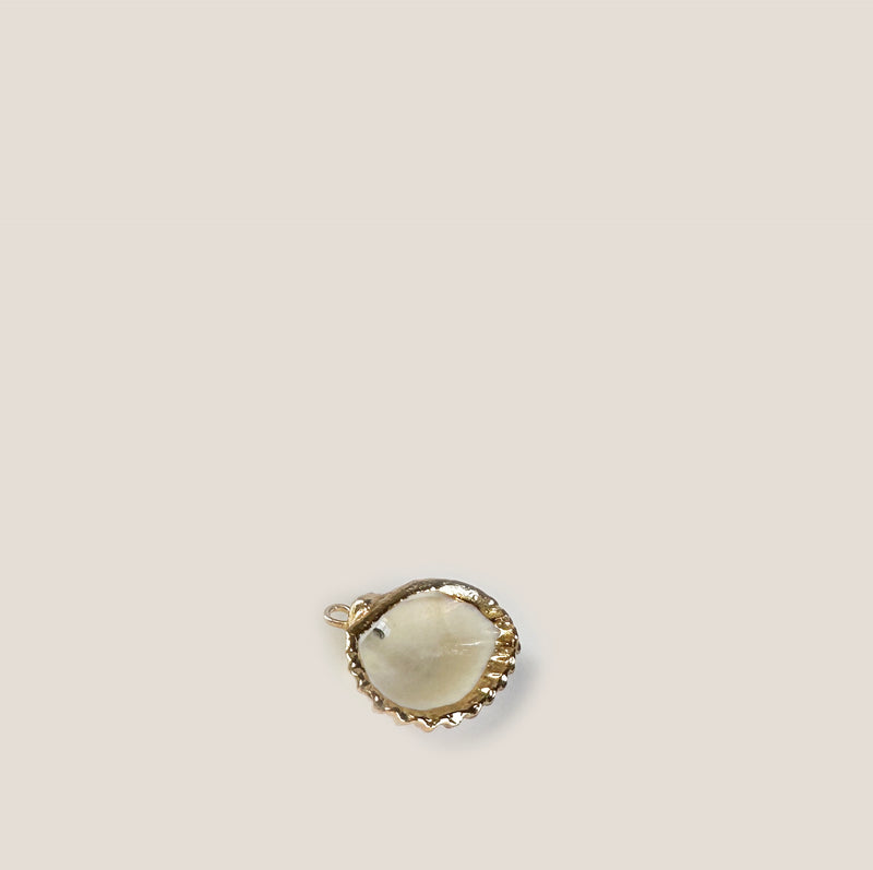 Mme.MINKMME MINK. CLAM SHELL Charm