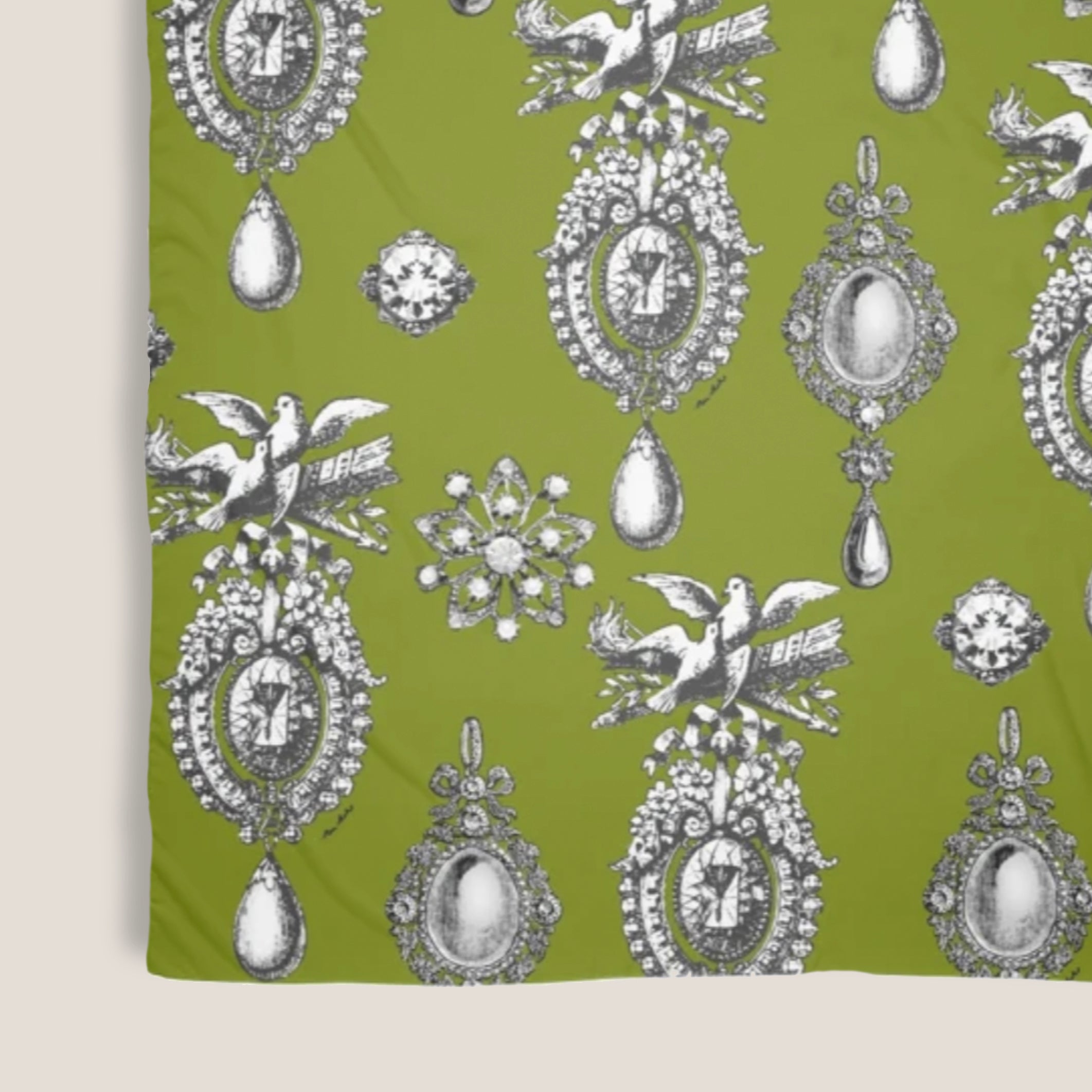 MME.MINK BROOCH SCARF